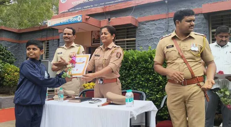 गिनीज वर्ल्ड रिकॉर्डधारी वसीम शेख का सम्मान

अपर पुलिस अधीक्षक डॉ. वैशाली कडूकर के हाथों प्रमाणपत्र,  देकर सम्मानित