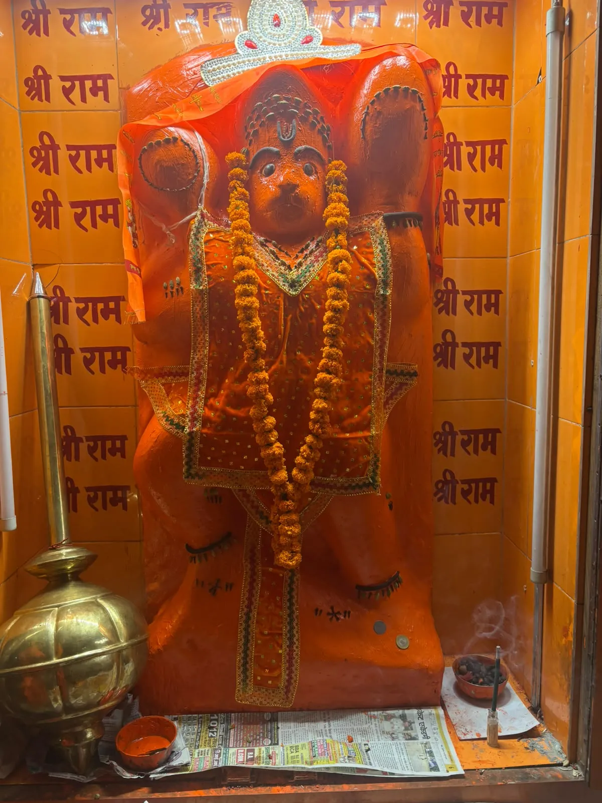 आज मंगलवार को मेन बाजार स्थित श्री हनुमान मंदिर में चढ़ाया गया हनुमान जी का चोला, भक्तों में दिखा उत्साह