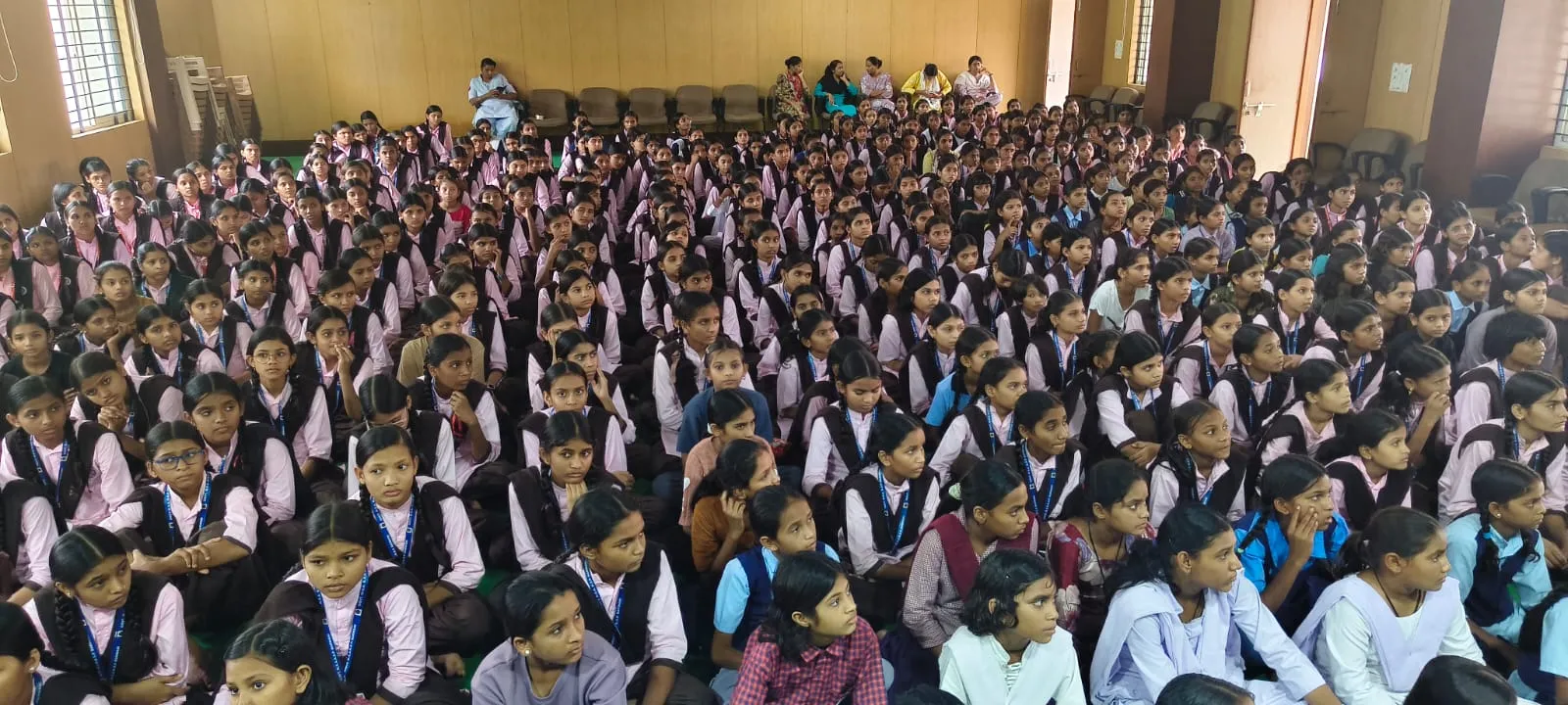 मानव दुर्व्यापार निरोधी दिवस पर बड़वानी पुलिस की पहल: 475 बालिकाओं को महिला सुरक्षा और यातायात नियमों की जानकार