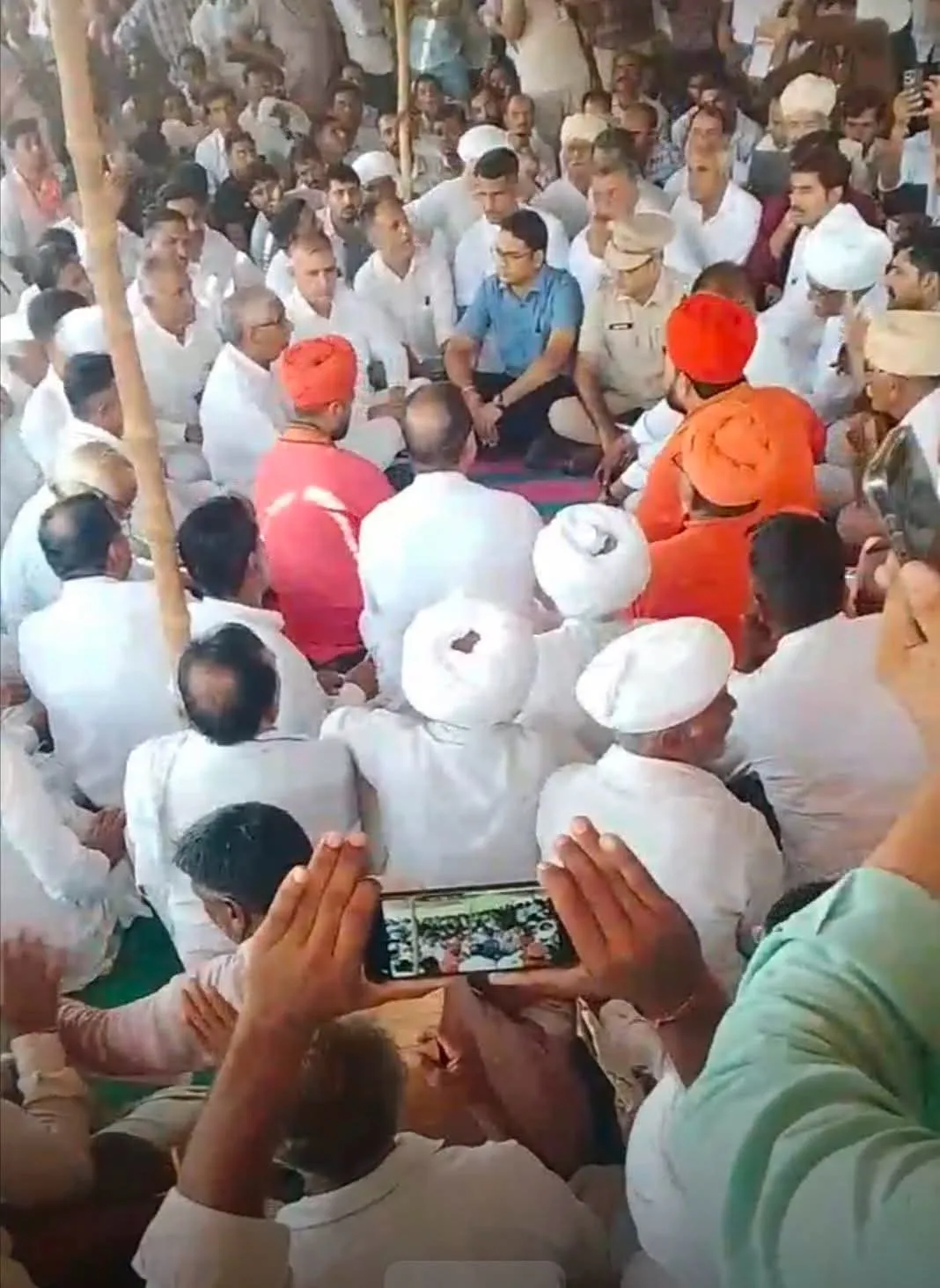 लोहावट धरना स्थल पर जिला कलेक्टर के साथ वार्तालाप हुई।