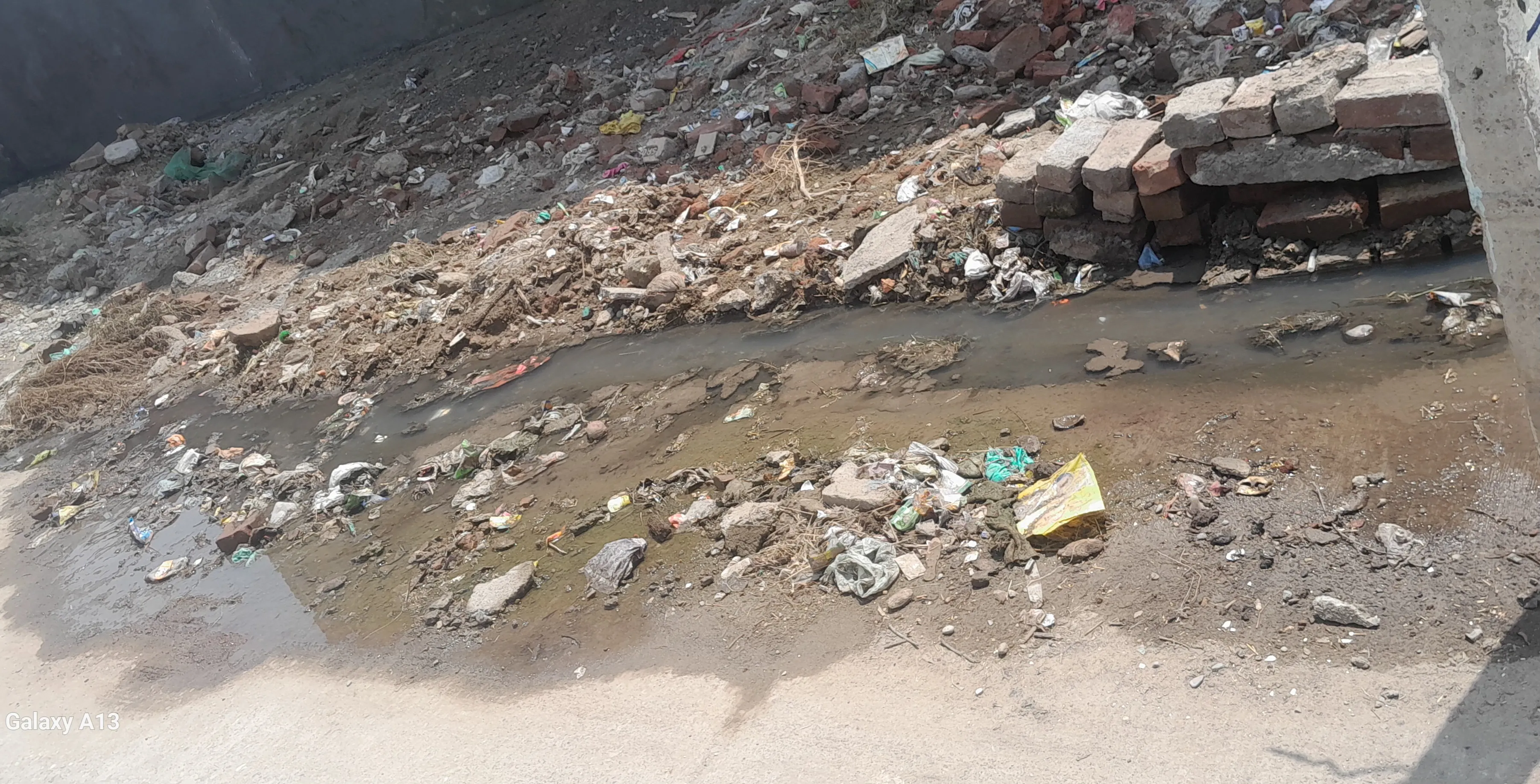 आज की बड़ी खबर: दो वर्षों से उखड़ी पड़ी सड़क, गंदगी से परेशान ग्रामीण; जिम्मेदारी को लेकर उठे सवाल