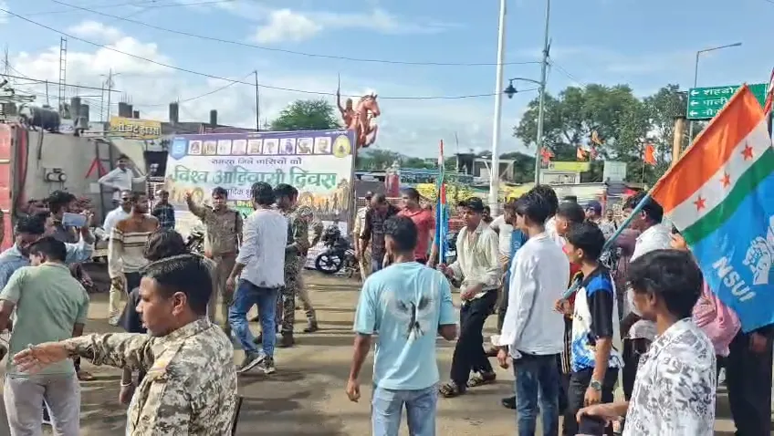 ऑक्सीजन मौत कांड पर सड़क पर उतरी NSUI, स्वास्थ्य मंत्री के खिलाफ जोरदार प्रदर्शन