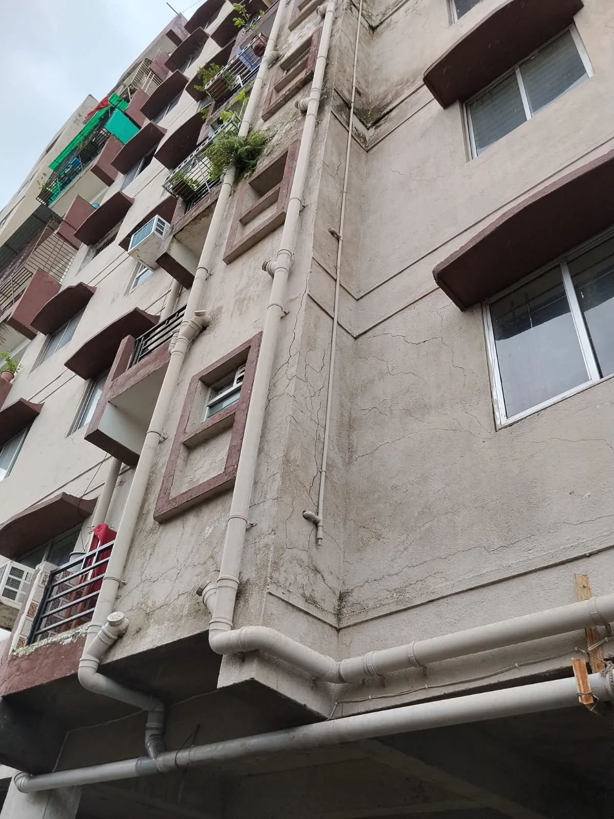 अर्थ एनक्लेव के फ्लैट मालिकों ने बिल्डर के खिलाफ एफआईआर की मांग को लेकर आरआईटी थाना में दिया संयुक्त आवेदन