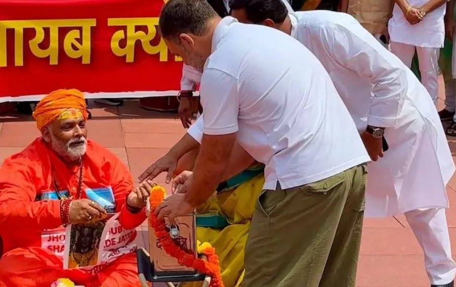 दिल्ली में पप्पू यादव की प्रेस कॉन्फ्रेंस में हंगामा, सांसद पर फेंका गया जूता