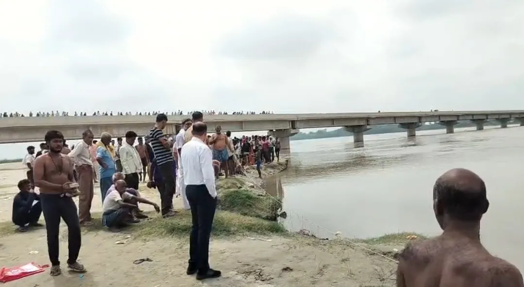 पुलिस की मनाही के बाद भी मुख्य धारा में नहाने उतरे तीन युवक, दो गंगा में डूबे