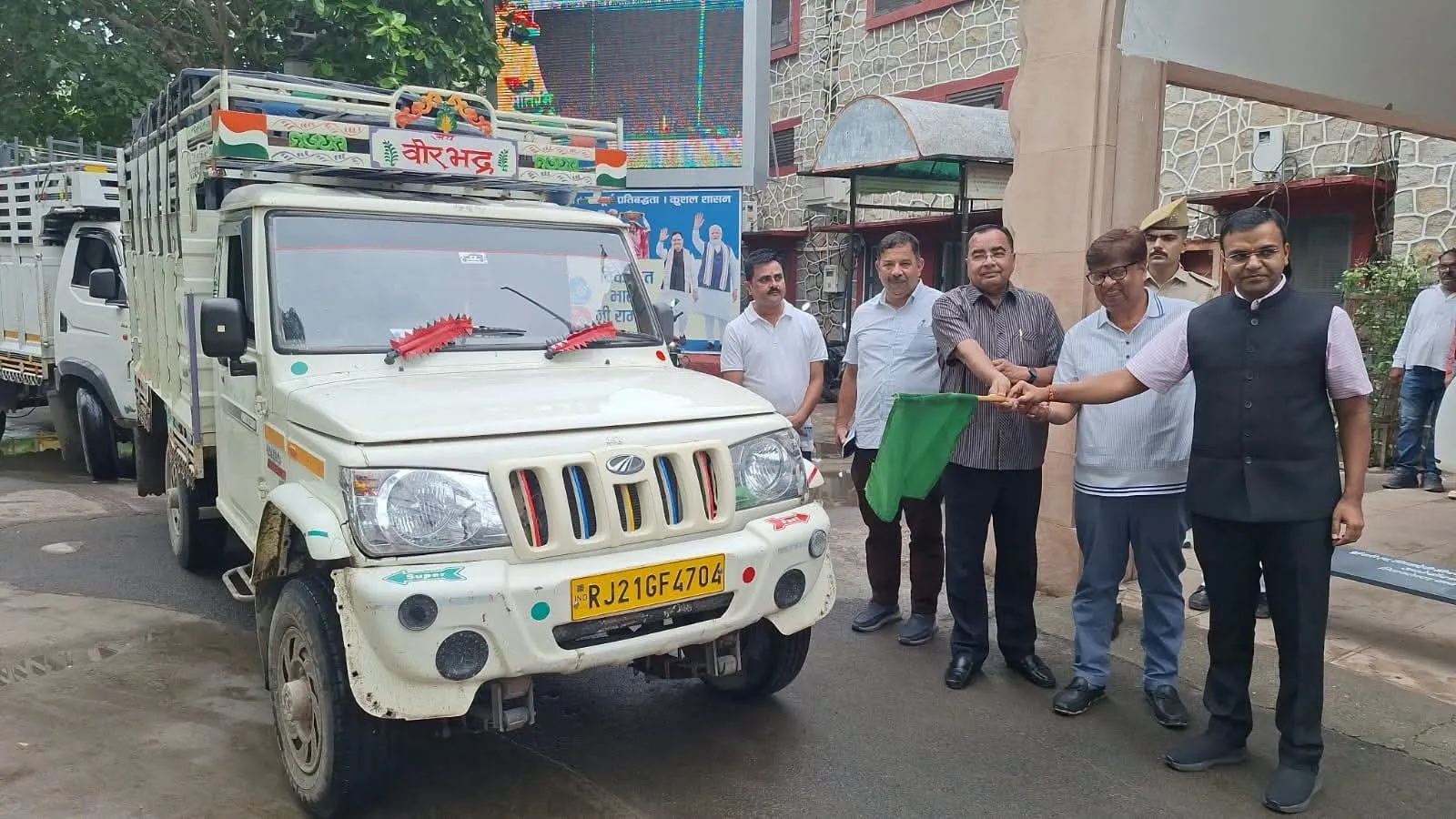 आओ गांव चलें’ अभियान: साकरीया चेरिटेबल ट्रस्ट ने विद्यालयों को करीब 10 लाख की सामग्री दी