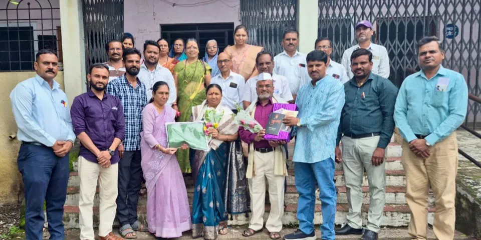 महात्मा फुले हायस्कूल मध्ये जेष्ठ लिपीक जे एस महाजन यांचा सेवापुर्ति सोहळा !