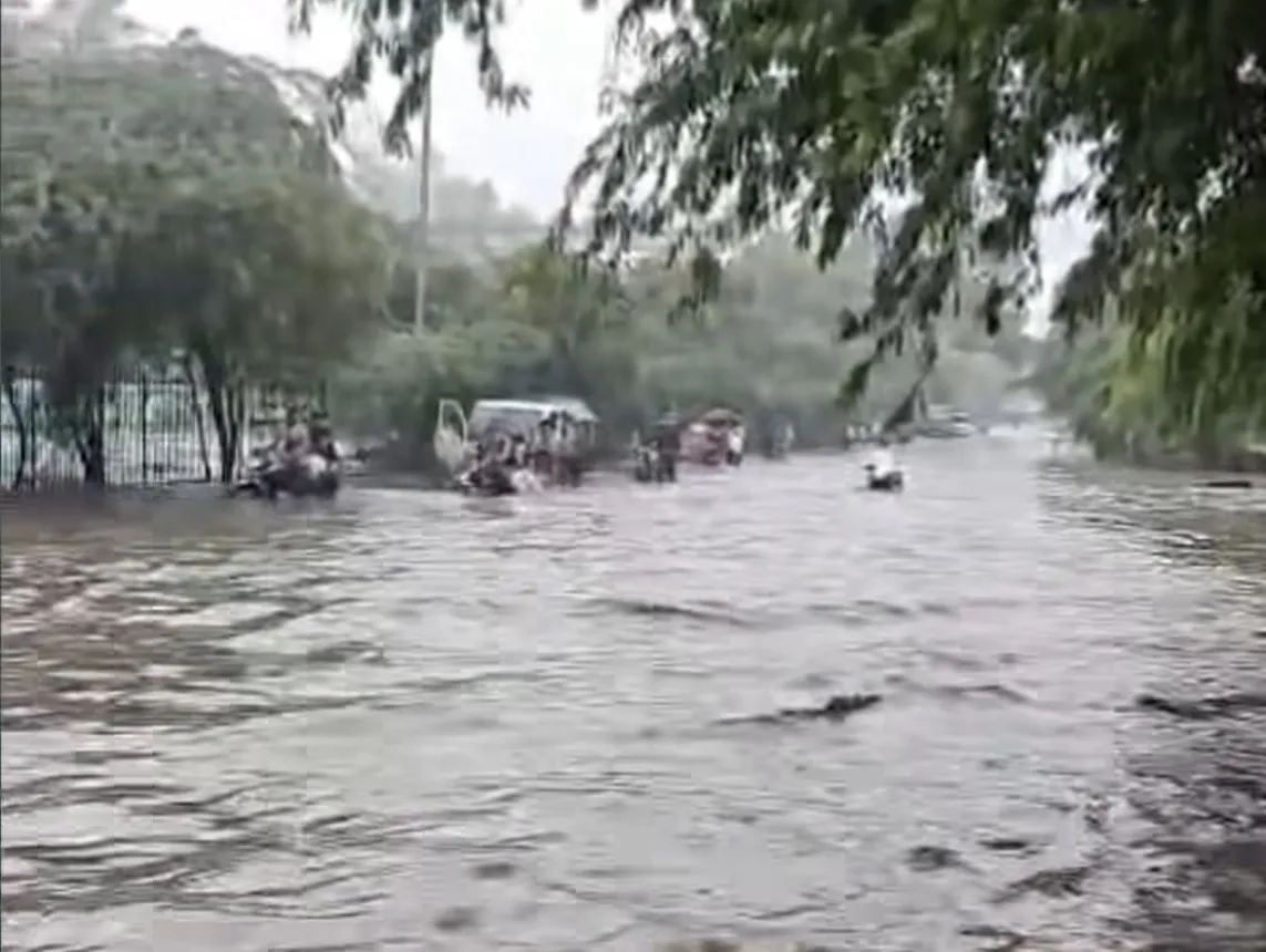 Delhi Rain Brings Waterlogging and Traffic Disruptions; Civic Preparedness Under Scrutiny
