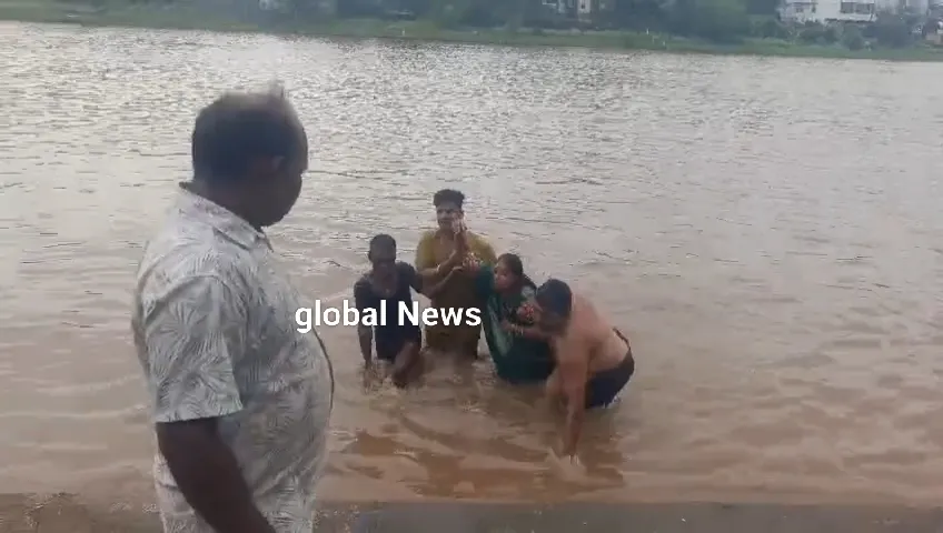 आत्मघाती कदम के बाद मची अफरा-तफरी, युवकों ने बचाई महिला की जान