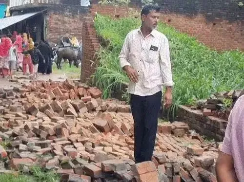 स्कूल जाते समय जर्जर दिवाल गिरी दो सगे भाई बहन की मौत तीन अन्य बच्चे घायल