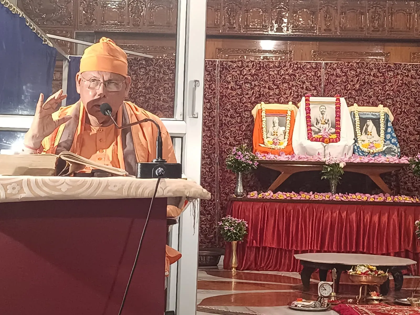 मनुष्य को कठिन परिस्थितियों में साहस नहीं खोना चाहिए - स्वामी मुक्तिनाथानंद