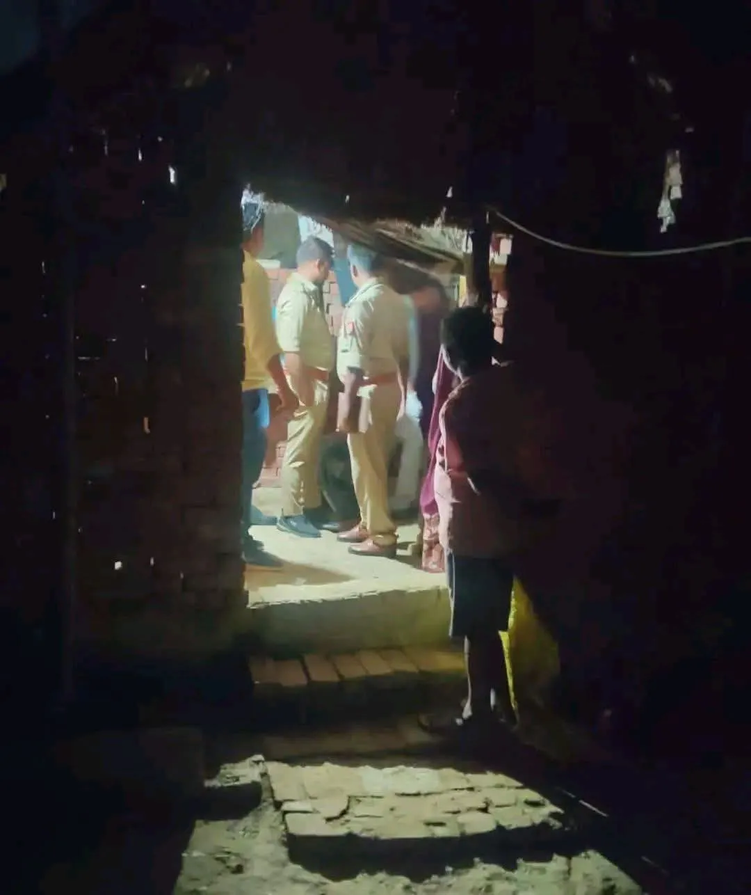 सिद्धार्थनगर: घर में संदिग्ध परिस्थितियों में मिली 18 वर्षीय युवती का शव, जांच में जुटी पुलिस