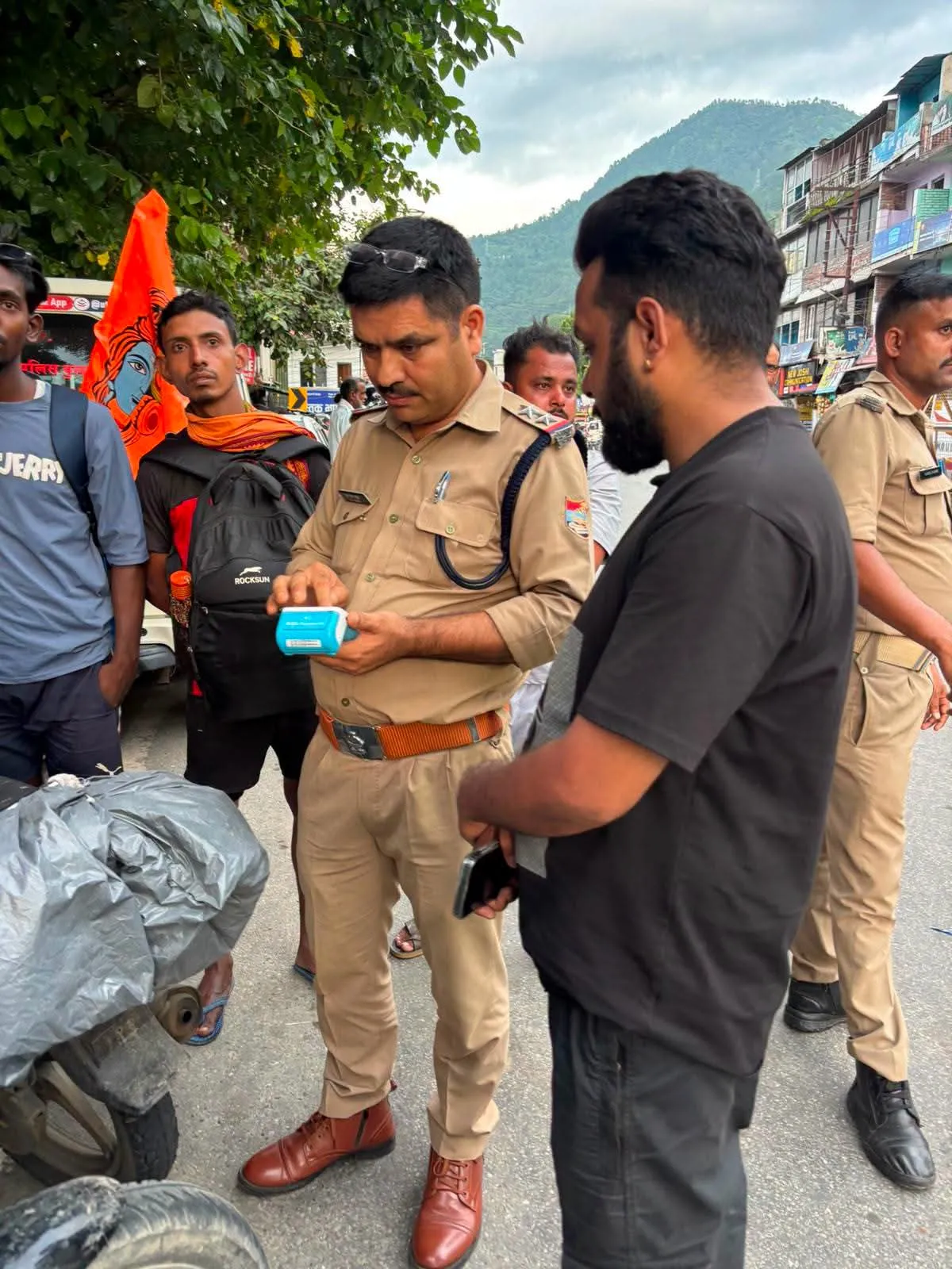 श्रीनगर में कांवड़ यात्रा के दौरान यातायात नियमों का उल्लंघन करने वाले वाहनों की जांच करती पुलिस।