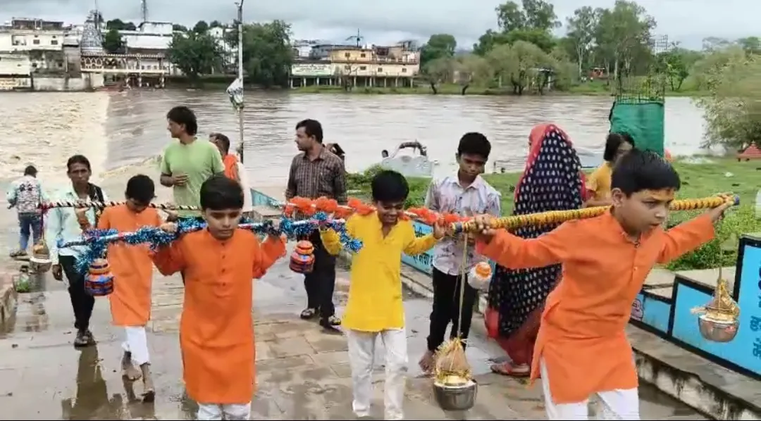 शिव धाम पहुंचे शिव के नन्हे भक्त,डेमघाट से कावड़ यात्रा पहुँची चटुआ, किया जलाभिषेक