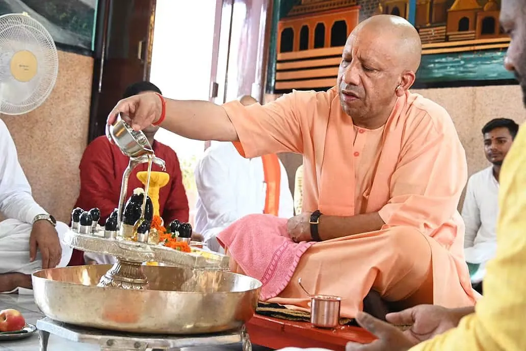श्रावण के द्वितीय सोमवार पर गोरखनाथ मंदिर में मुख्यमंत्री योगी आदित्यनाथ ने किया रुद्राभिषेक