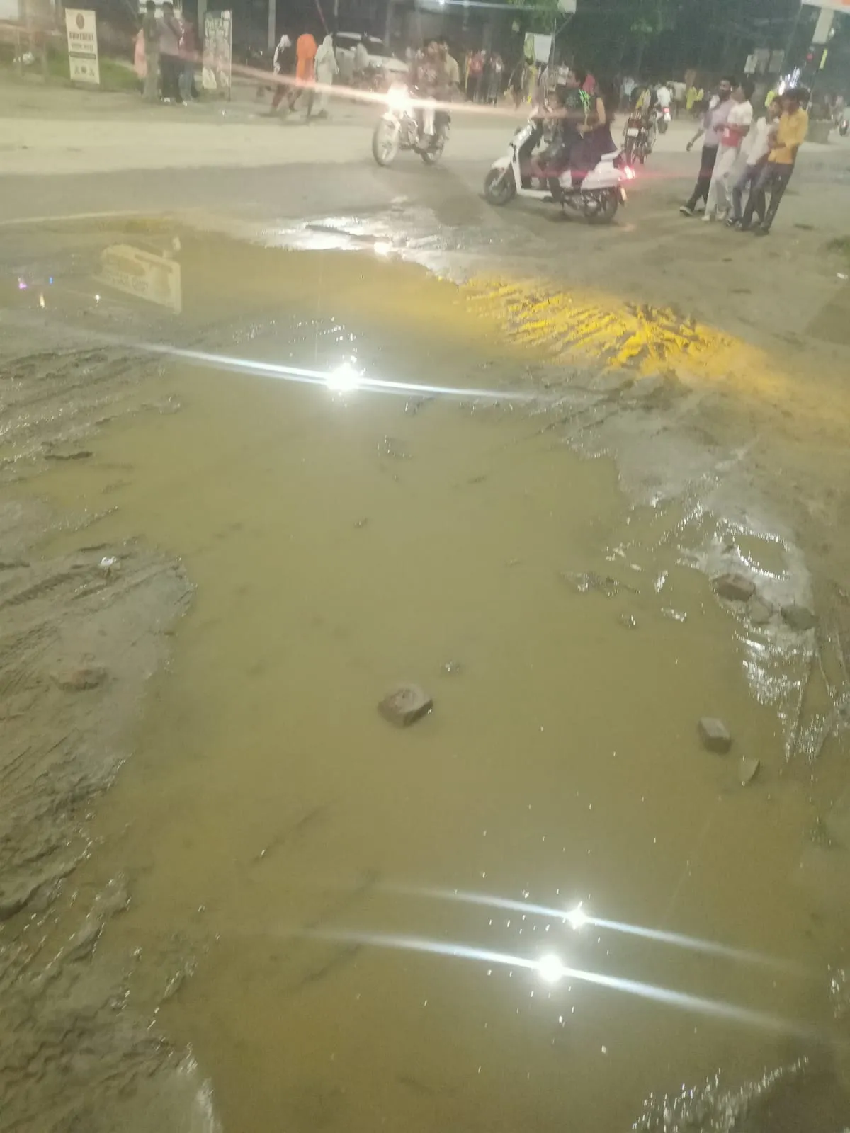 🚧 सहारनपुर के सरसावा में बदहाल सड़क और जलभराव की गंभीर समस्या : बरसात के कारण आम जनता हो रही परेशान🌧️🛣️