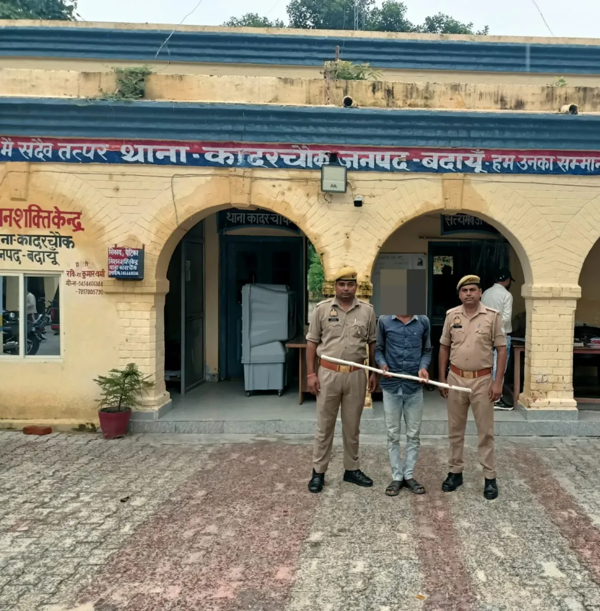 पुलिस द्वारा हत्या के वांछित 01 अभियुक्त को मय आलाकत्ल एक अदद डण्डा (बांस) के साथ गिरफ्तार किया
