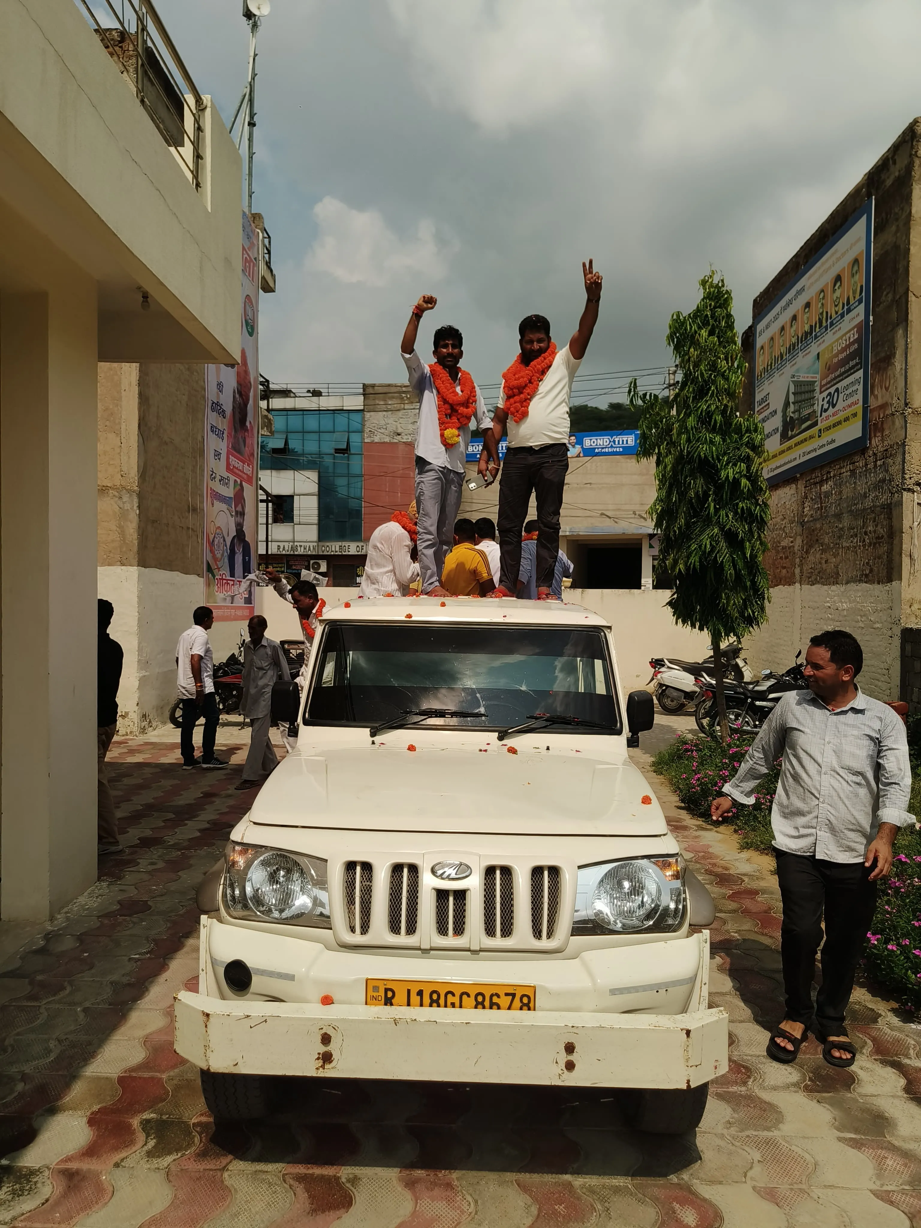 गुढ़ा गोरजी में लग भग पिछले 10 रोज़ से चल रहा धरना बुधवार को शुभकरण जी के आश्वासन से समाप्त हो गया