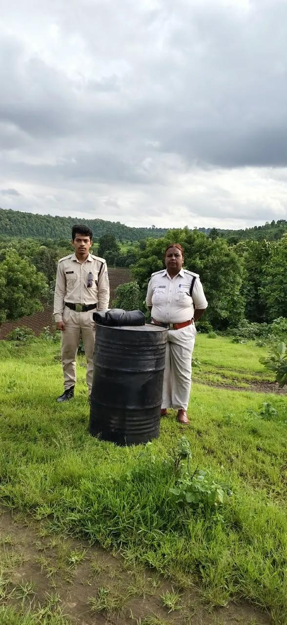 अवैध शराब के अड्डों पर आबकारी विभाग की दबिश, 
3200 किलो महुआ लाहन नष्ट,6 प्रकरण दर्ज