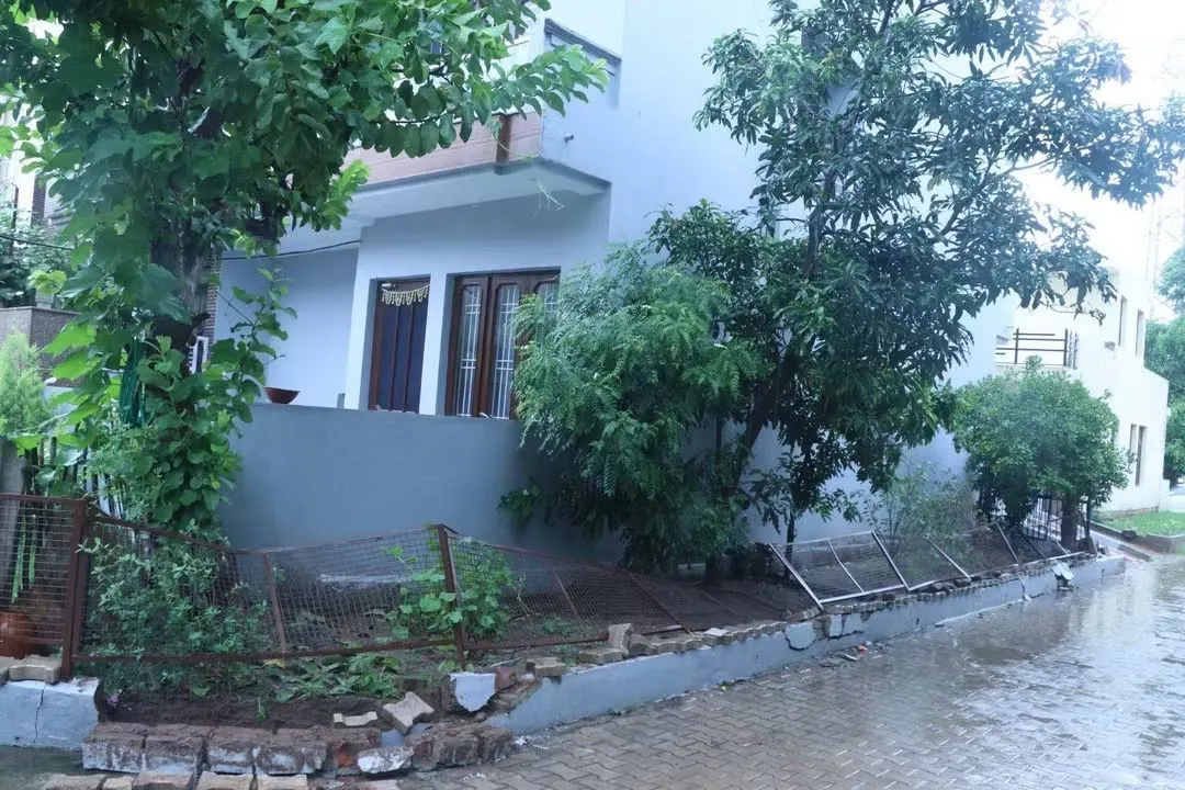 अमरावती एंक्लेव में जिला प्रशासन का बुलडोजर 300 मकान के बाहर अतिक्रमण हटाया