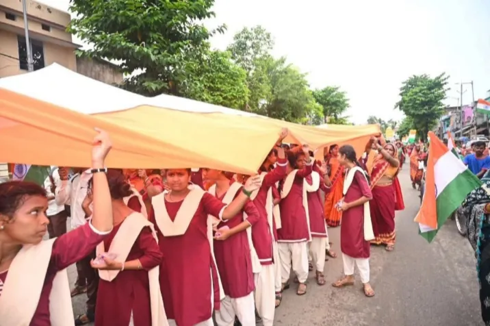 ंजम के बुगुड़ा NAC में तिरंगा जुलूस, 500 मीटर लंबे झंडे के साथ मंत्री गोकुलानंद मल्लिक रहे शामिल