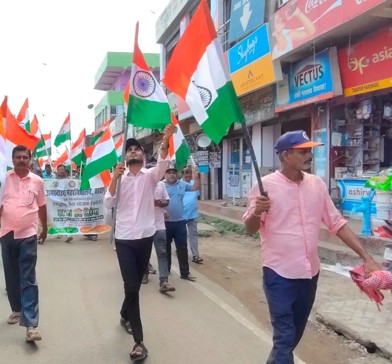 राष्ट्रीय सेवा योजना के अंतर्गत आरएस कॉलेज तारापुर मुंगेर से निकल गई भव्य तिरंगा यात्रा