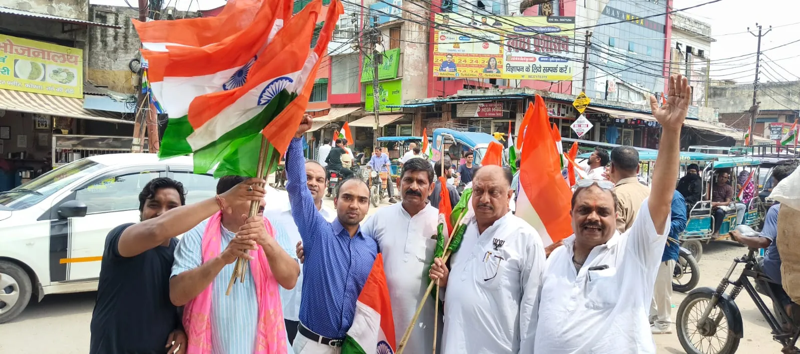 स्वतंत्रता दिवस पर राकेश गौड़ के नेतृत्व में भाजपा कार्यकर्ताओं ने किया ध्वज वितरण