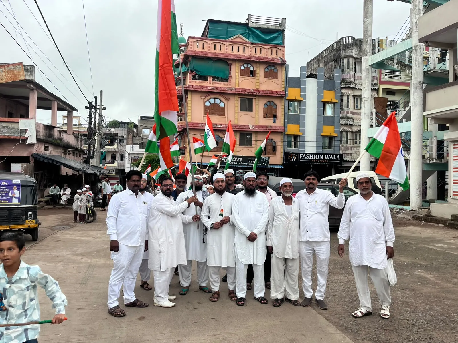 अंजुमन इस्लाम कमेटी ने  तिरंगा, छात्राओं ने गाया जन-गण-मन: सारंगपुर में कौमी एकता की दिखी मिसाल; ‘इंसानियत पैगाम’ लेकर न