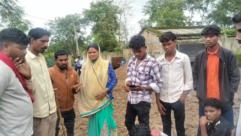 एक तरफ कीचड़ में प्रभात फेरी, दूसरी तरफ फिल्मी गानों पर डांस, सवालों के घेरे में सरकारी व्यवस्था