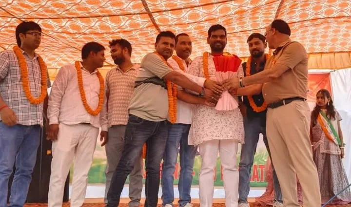 शशिप्रताप सिंह व. नगर अध्यक्ष ने किया झंडारोहण