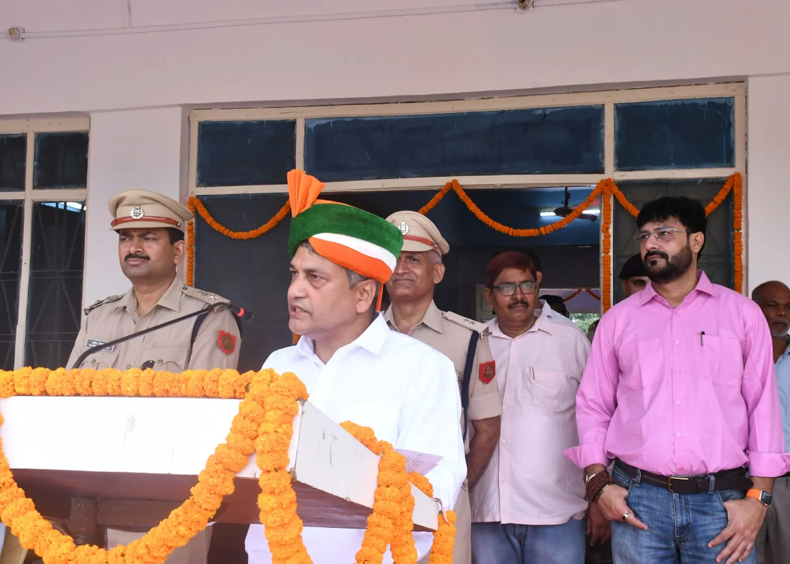 ओबरा में शान से लहराया तिरंगा, ऊर्जा विकास और विकसित भारत का लिया संकल्प