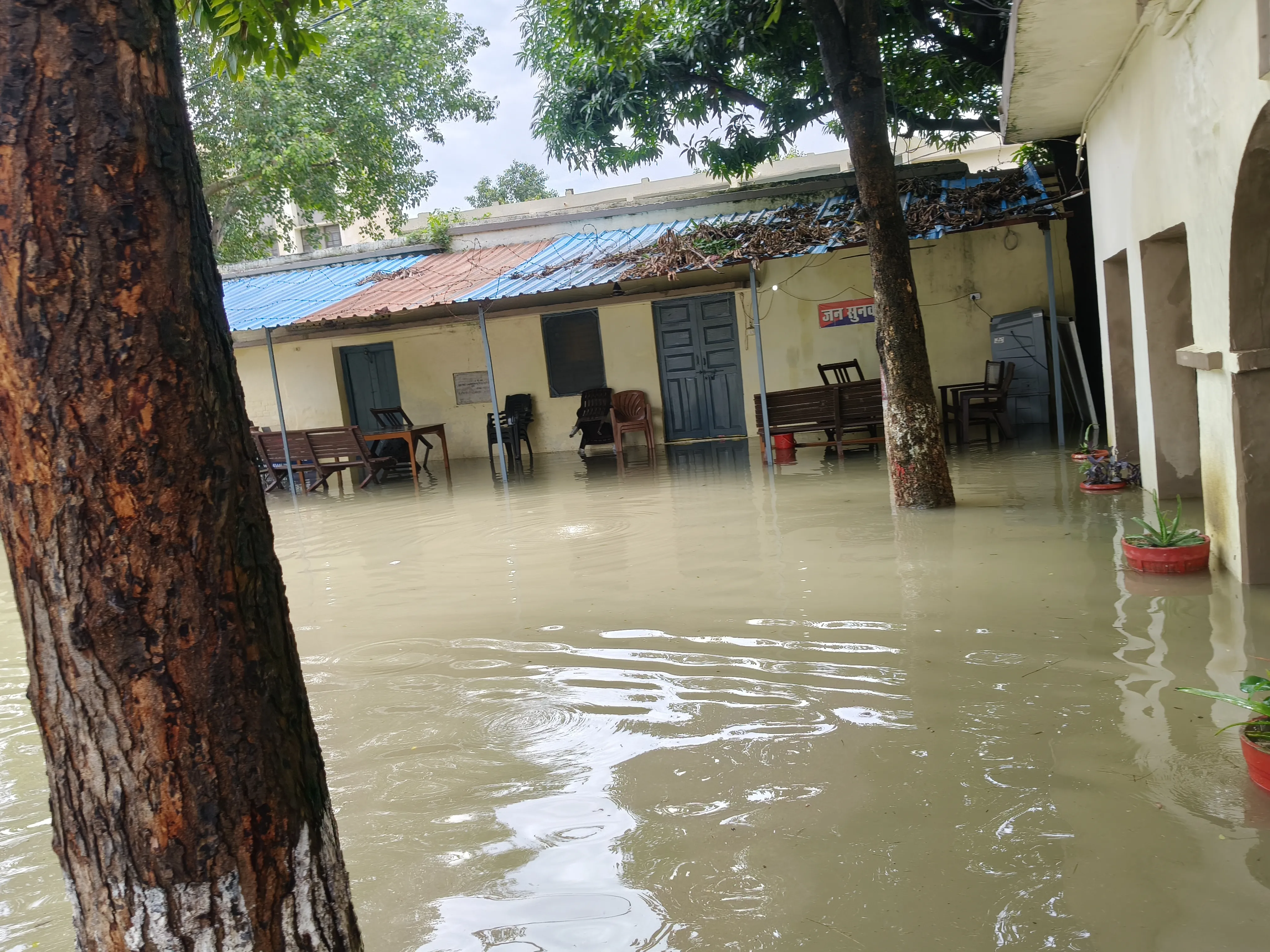 जिला प्रतापगढ़ लाल गंज थाने में जल भराव