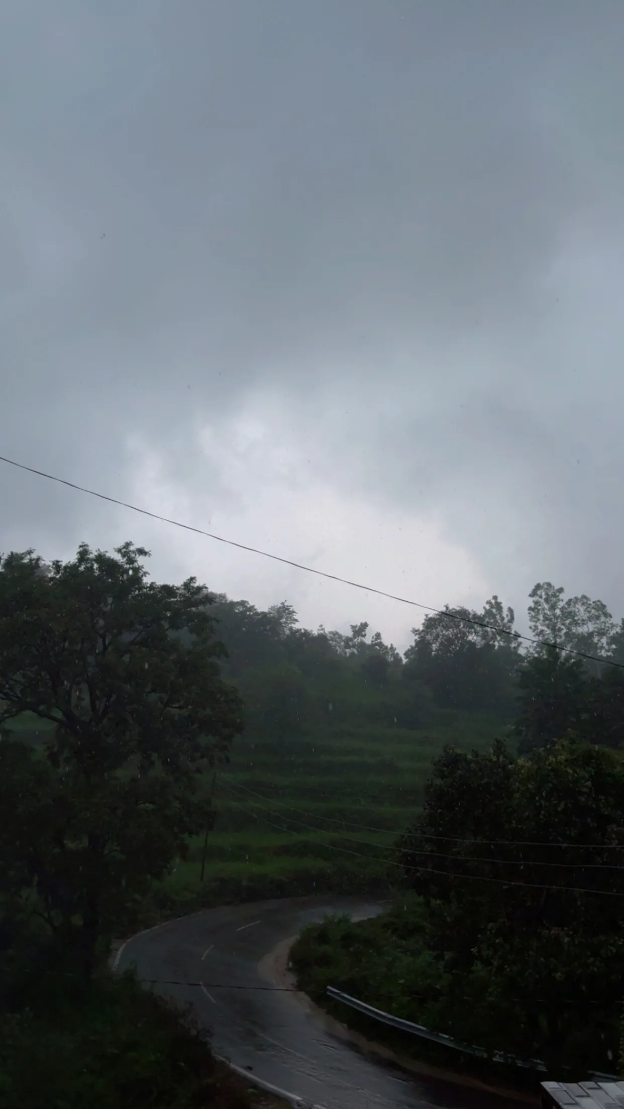मोरनी हिल्स में झमाझम बारिश 🌧️
घने बादलों के बीच पहाड़ों पर बरसा पानी, मौसम हुआ सुहावना और नज़ारा हुआ बेहद खूबसूरत। 🌿⛰