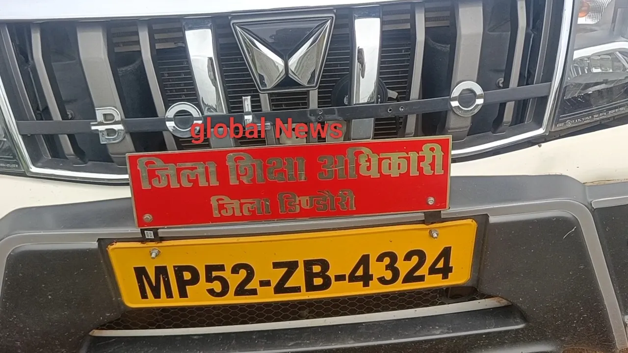 मॉडल स्कूल के छात्र या मजदूर? गैंती-फावड़ा लेकर काम करते वीडियो वायरल