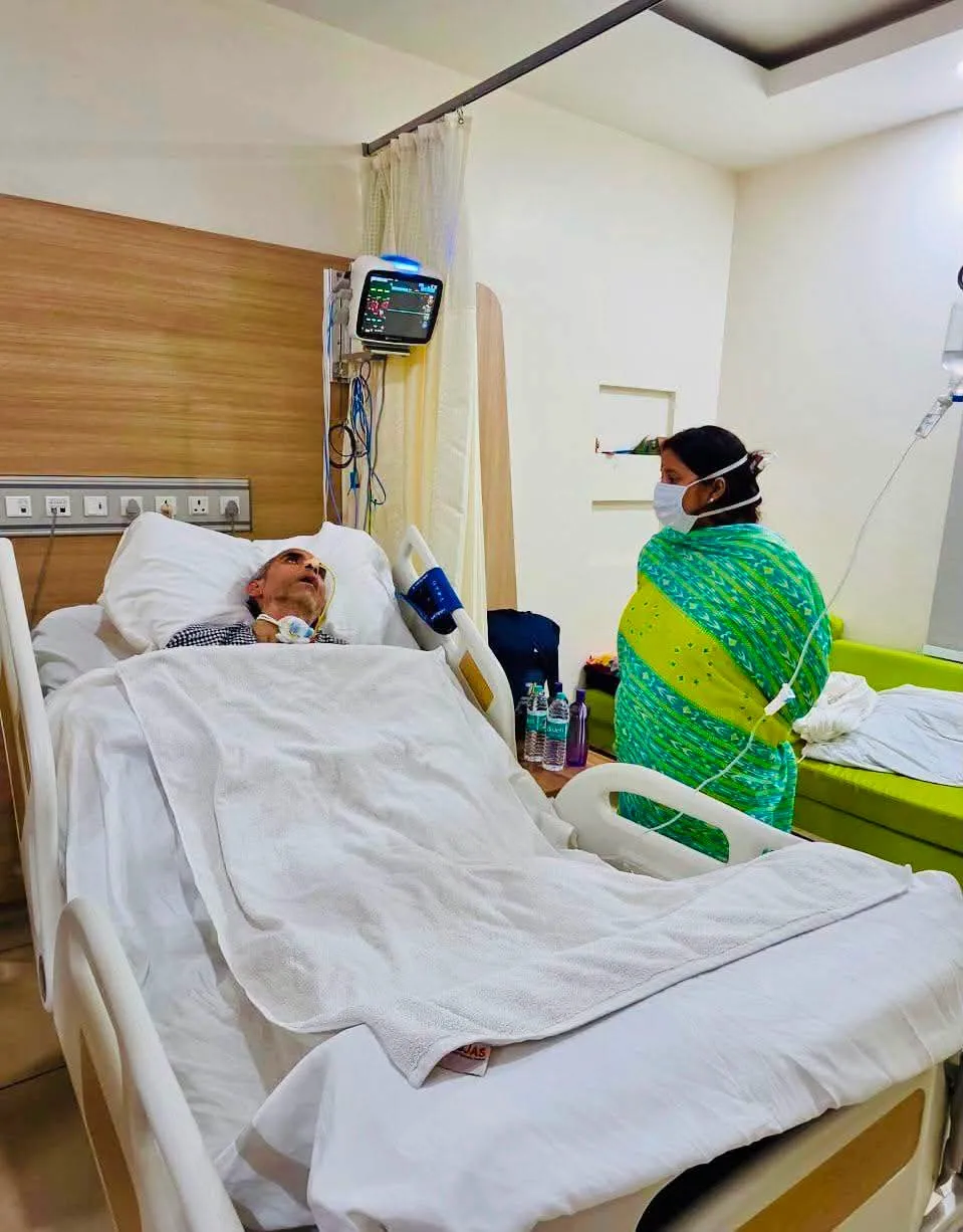 सिंदरी के पूर्व विधायक इंद्रजीत महतो की तबीयत जानने रागिनी सिंह अस्पताल पहुंचीं