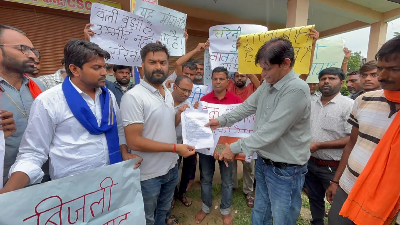 भारी बारिश में भी नहीं टूटा सरेनी के लोगों का हौसला, अघोषित बिजली कटौती के विरोध में गरजा बिजली सत्याग्रह