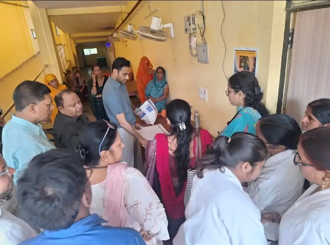 *जिलाधिकारी ने सलेमपुर सीएचसी एवं विद्यालयों का किया औचक निरीक्षण*