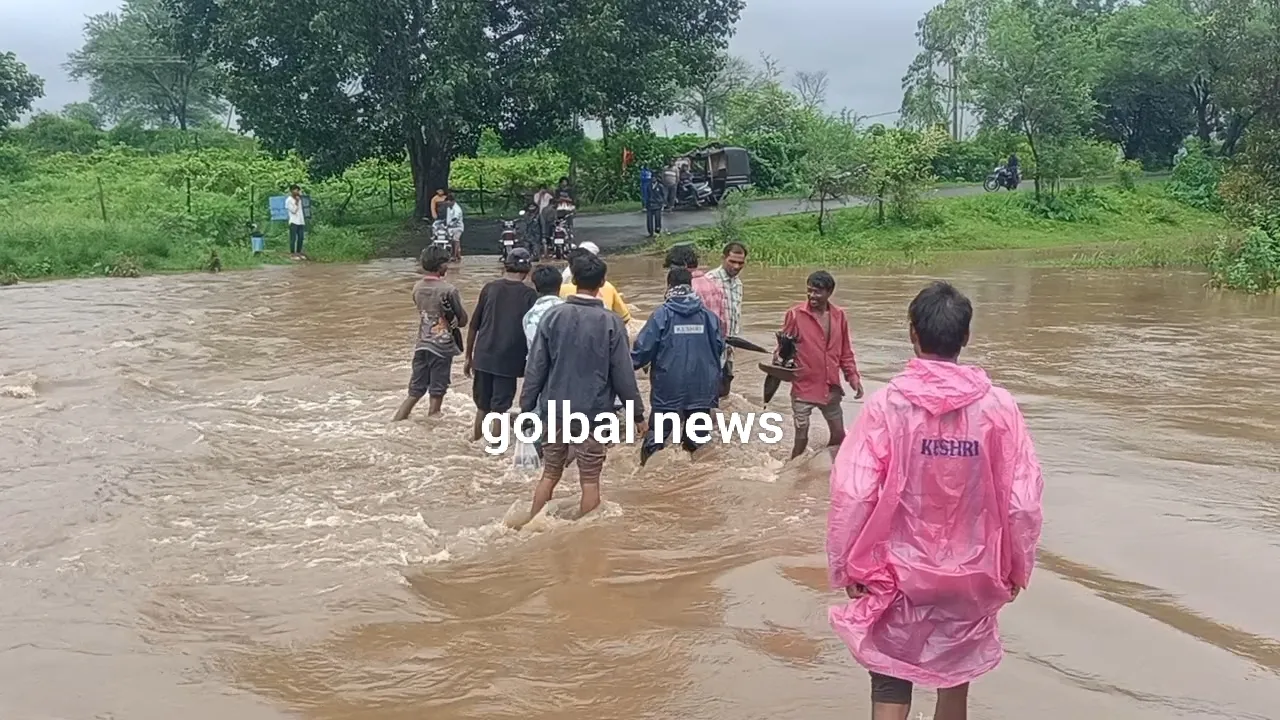 कुतरेल नदी बनी आफत, पानी के तेज बहाव के बीच नदी पार करते दिखे ग्रामीण