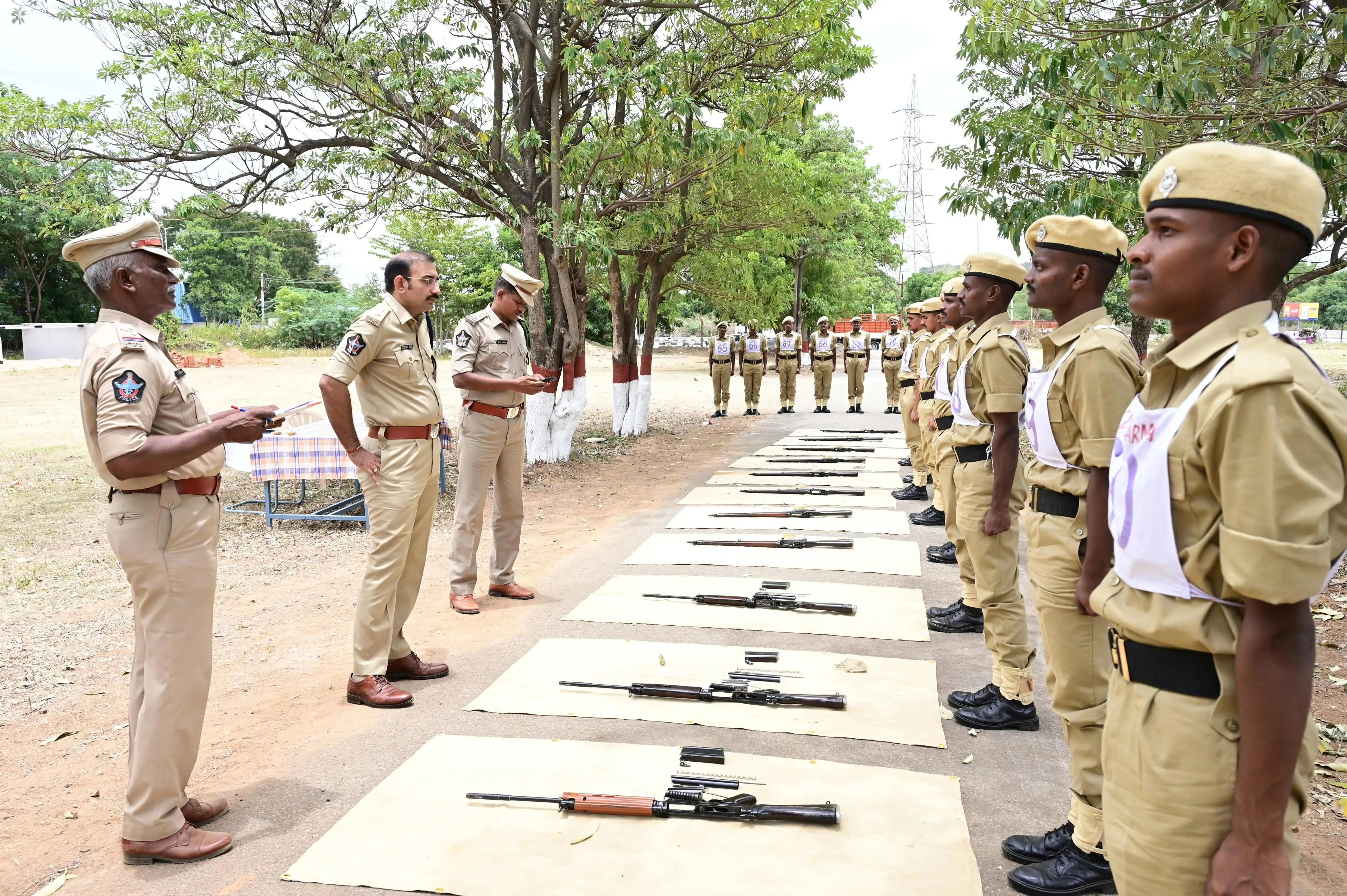 चित्तूर पुलिस ट्रेनिंग सेंटर में SCTPCs ने हथियारों का टेस्ट किया।