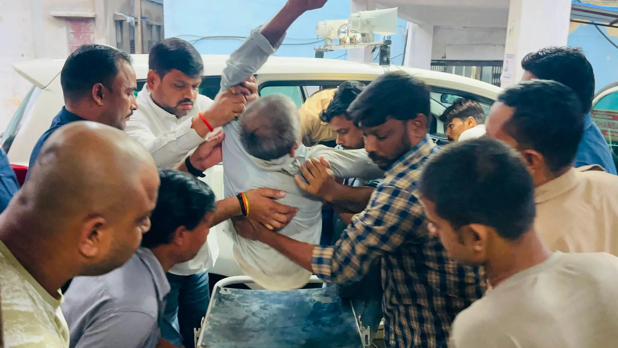 धनबाद पुलिस लाइन के समीप सड़क दुर्घटना में कई लोग घायल, मेयर ने तत्परता से अस्पताल पहुंचाया