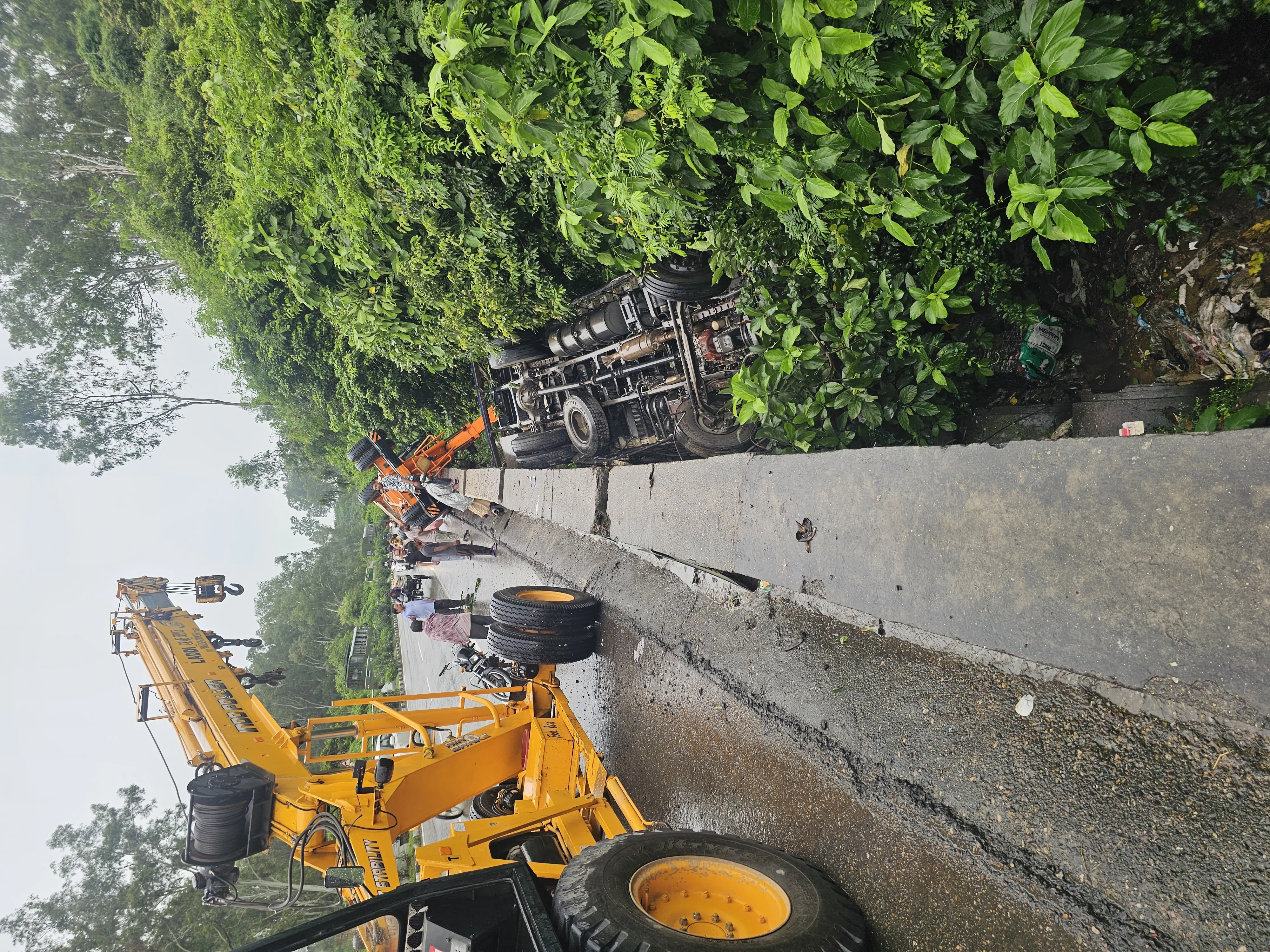 चढ़ाई पर लोडेड ट्रक नाले में पलटा, निकालने पहुंची क्रेन भी नाले में गिरी