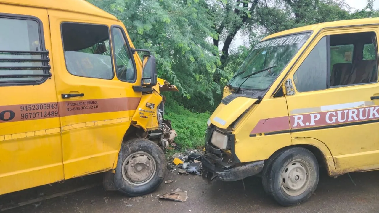 सेना रोड पर दो स्कूली बसों की आमने-सामने भीषण भिड़ंत, सात छात्र-छात्राएं घायल, सभी की हालत सामान्य