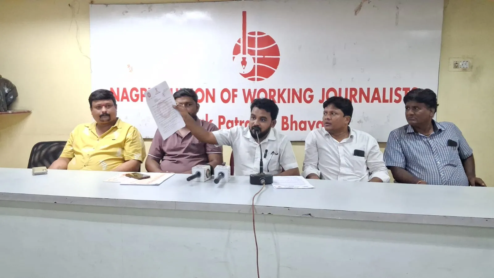 चुलतभावानेच १२ लाखांचा गंडा घातल्याचा पत्रकार परिषदेत आरोप