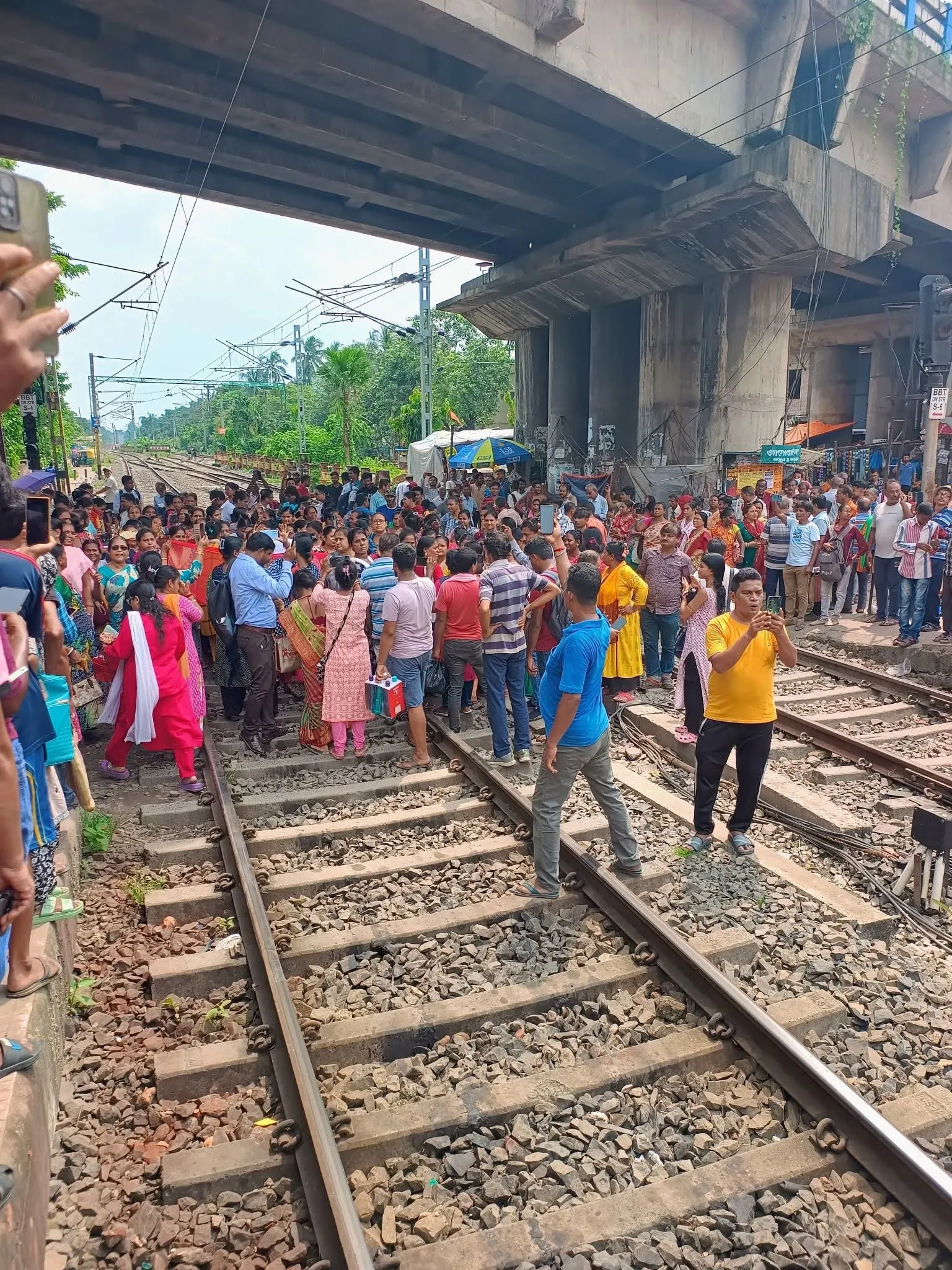 #NewsUpdate 
অন্নপূর্ণা ভান্ডার না পাওয়ায় রেললাইন অবরোধ। বিরাটি স্টেশনে।
