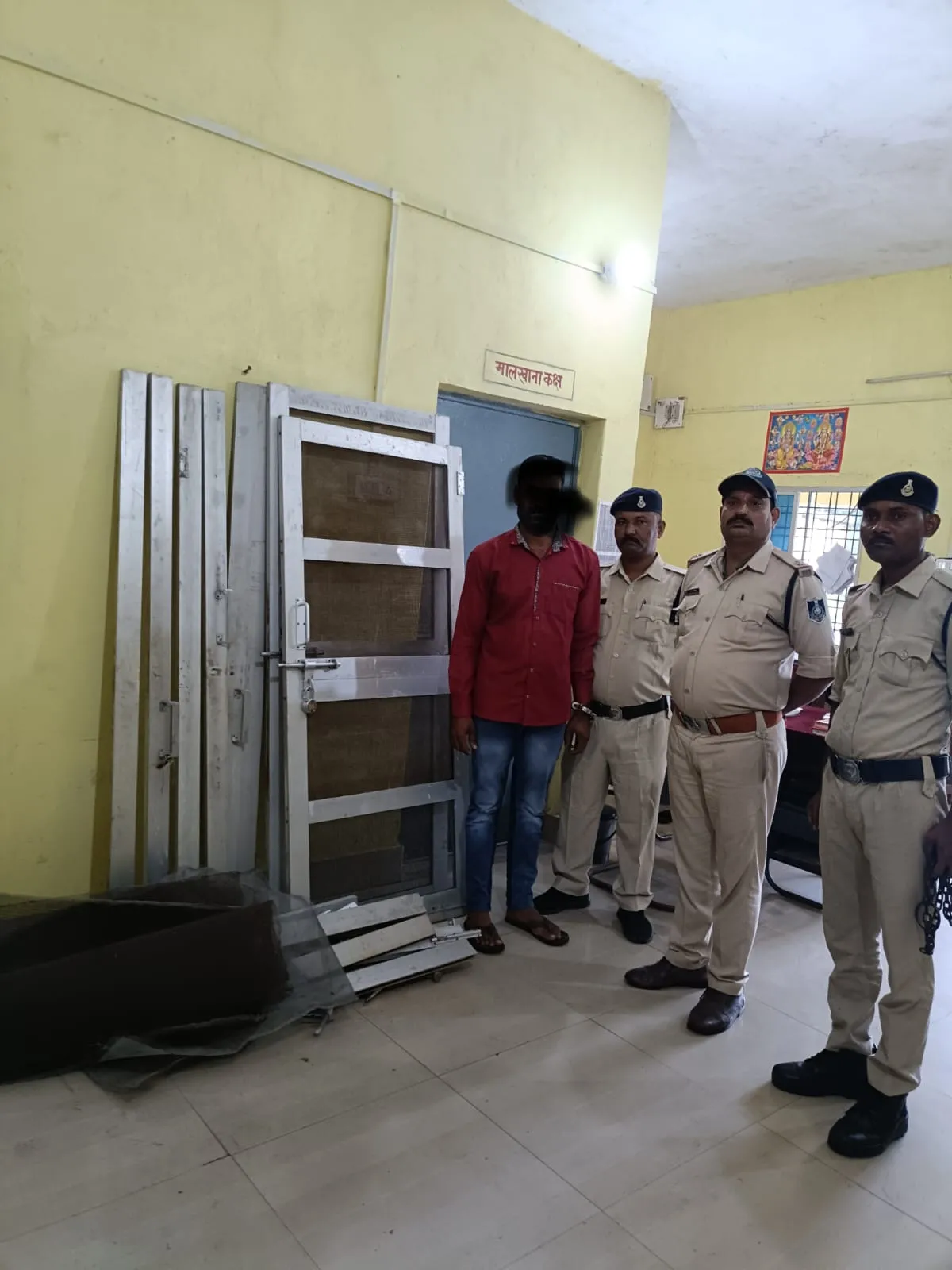 चौकी देवहरा पुलिस की त्वरित कार्रवाई: 24 घंटे के अंदर चोरी का खुलासा, आरोपी गिरफ्तार, 40 हजार का मशरूका बरामद