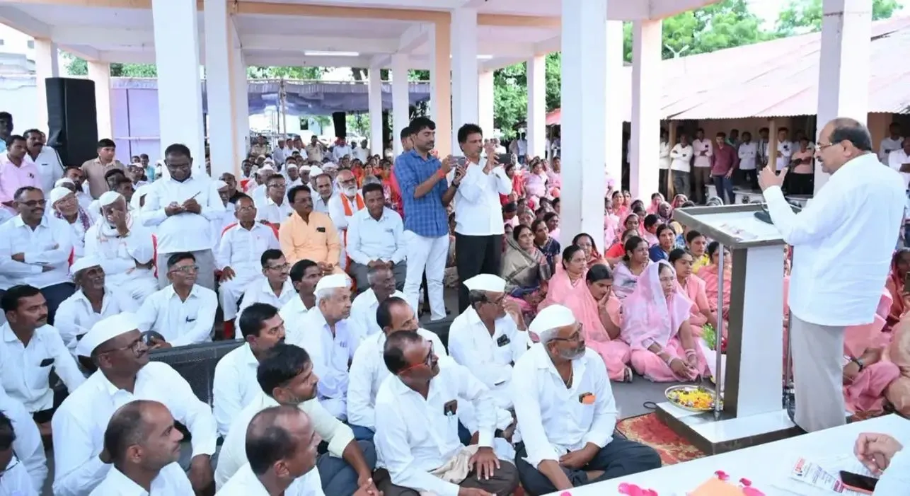 विकासकामांचे लोकार्पण आणि लाभार्थी शेतकऱ्यांना कर्जमाफी प्रमाणपत्रांचे वितरण