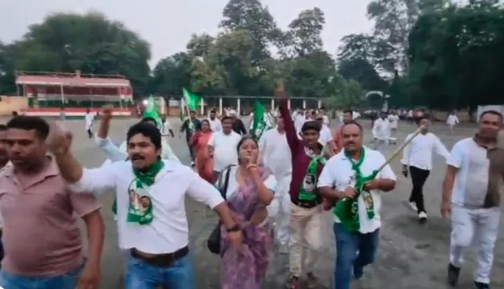 गिरिडीह में सीएम हेमंत सोरेन का पुतला दहन करने पहुंचे छात्रों को JMM कार्यकर्ताओं ने दौड़ा-दौड़ाकर पीटा*