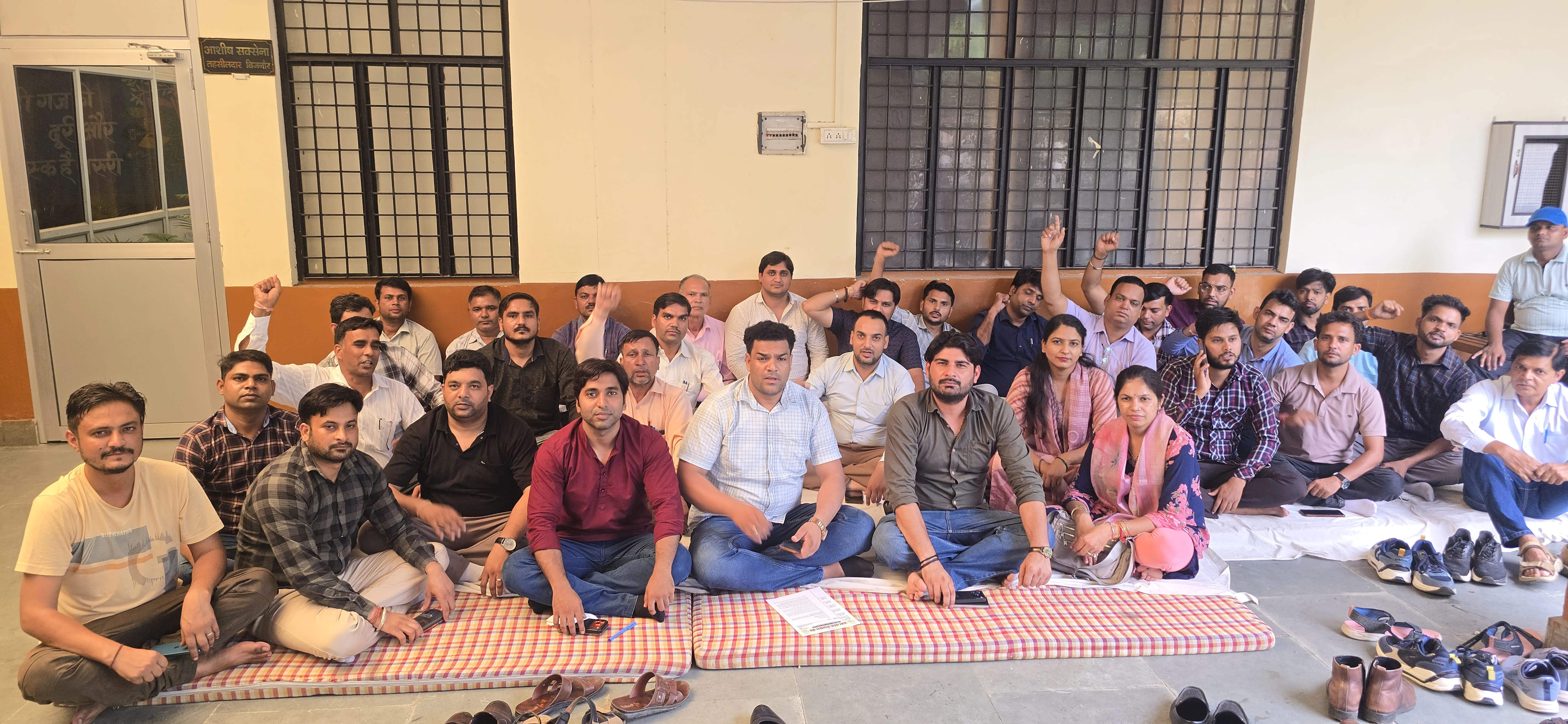 अयोध्या के लेखपाल प्रकरण के विरोध में बिजनौर तहसील में धरना, ट्रैप कार्रवाई की प्रक्रिया पर उठाए सवाल