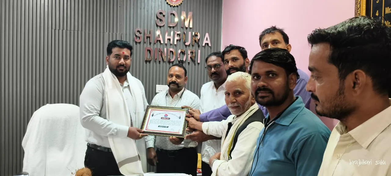 किसानों एवं आमजन के हित में उल्लेखनीय कार्यों के लिए एसडीएम ऐश्वर्य वर्मा को किसान संघ किया सम्मानित*