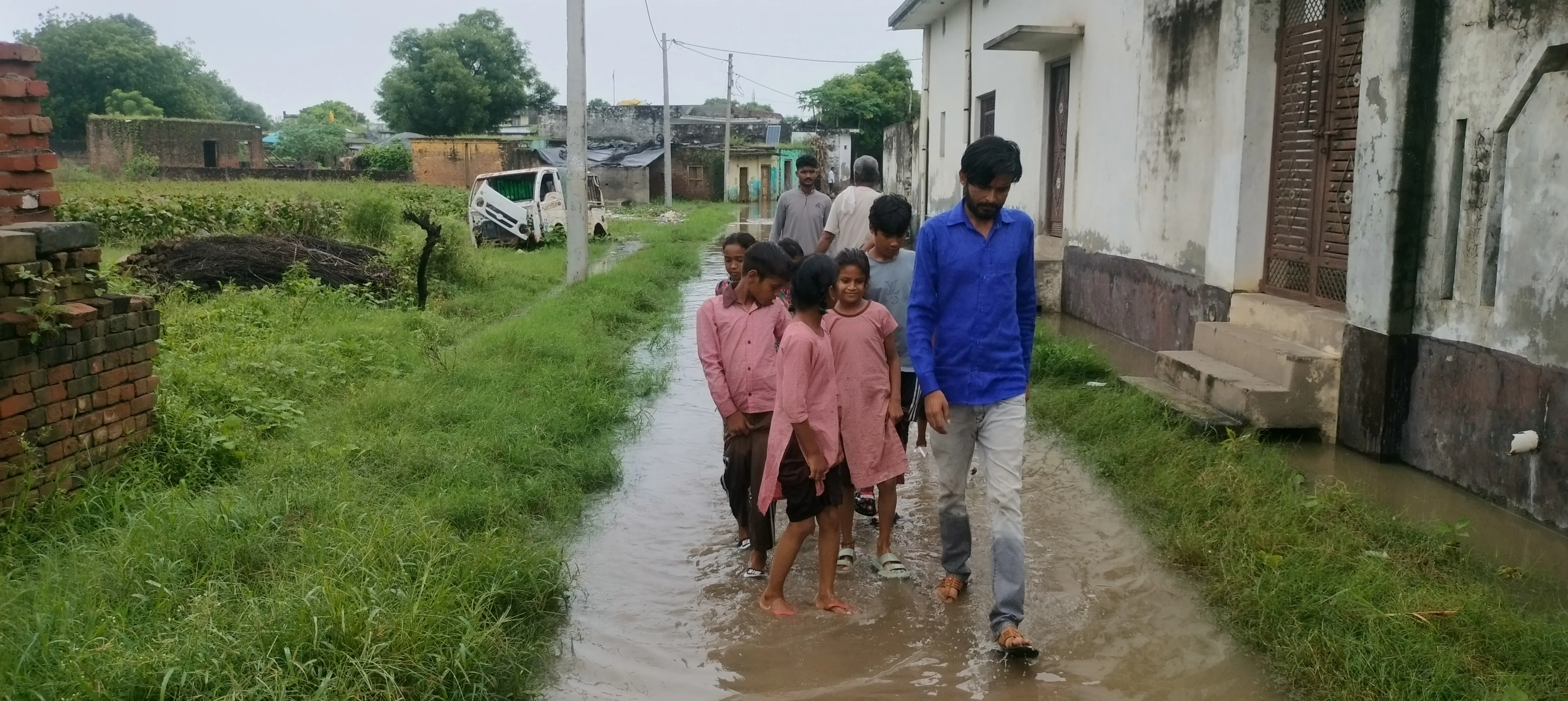 गुरावली गांव में जलभराव से ग्रामीण परेशान, स्कूली बच्चों का रास्ता हुआ मुश्किल
पत्रकार समीर चौधरी परवाना